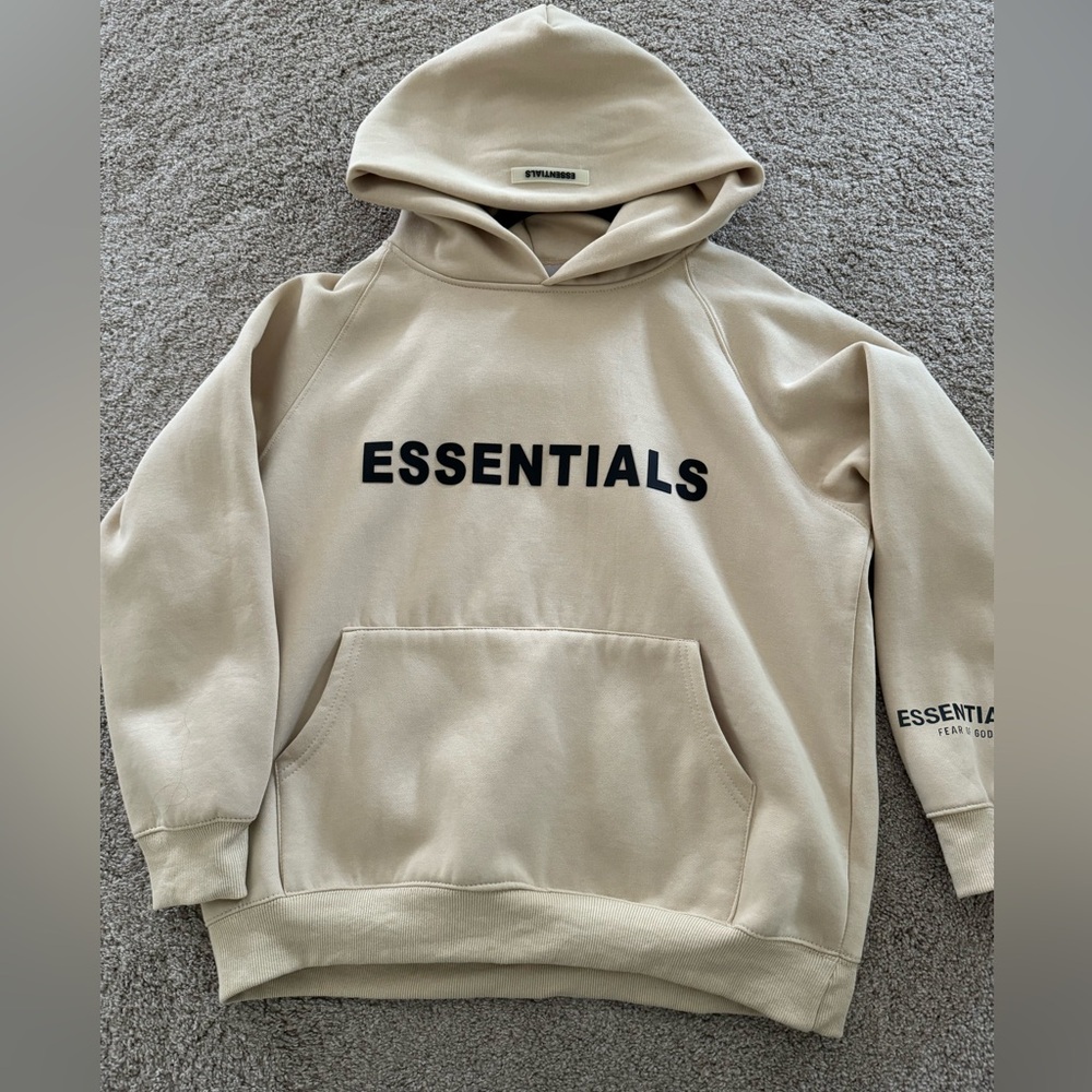 Cream colored Essentials Fear of God Sweat Shirt! Women’s size small